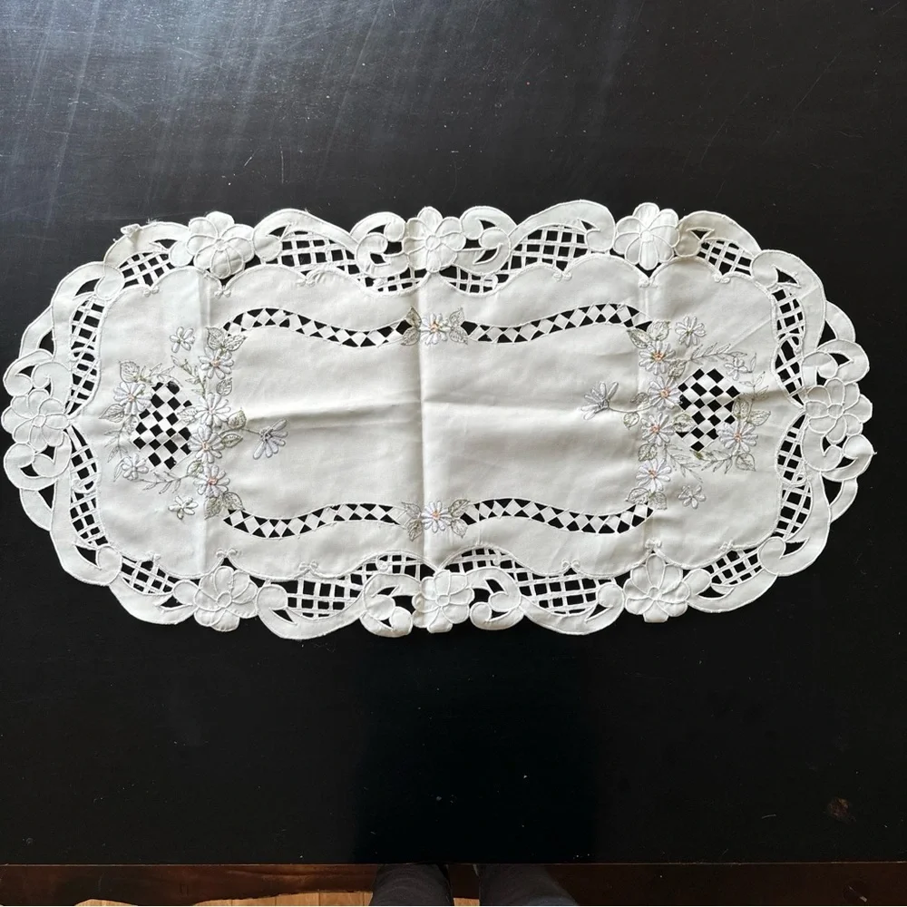 Vintage Embroidered Daisy Table Runner Dresser Scarf Scalloped Rounded Edges‎
